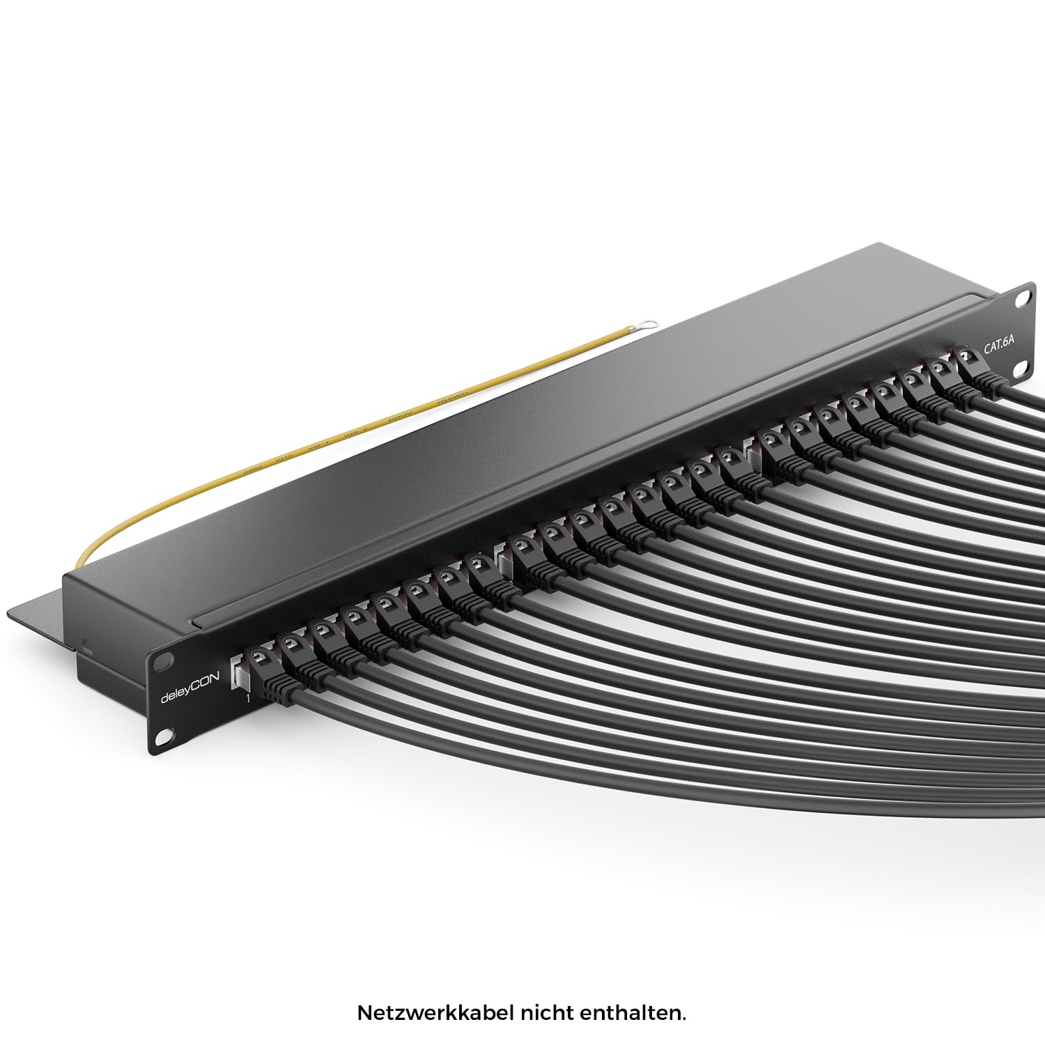 Un patch panel nero con cavi di rete collegati e un cavo di terra giallo su sfondo bianco.