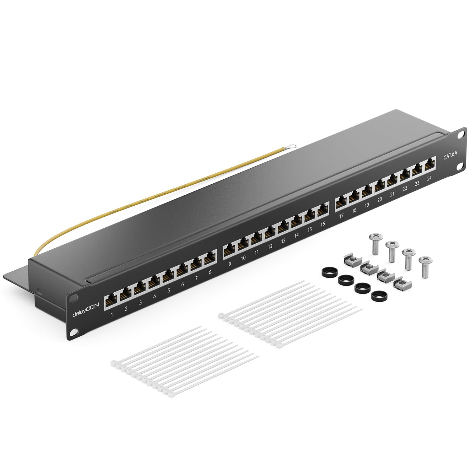 Un patch panel grigio a 24 porte con cavo di terra, viti, dadi a gabbia e fascette su sfondo bianco.