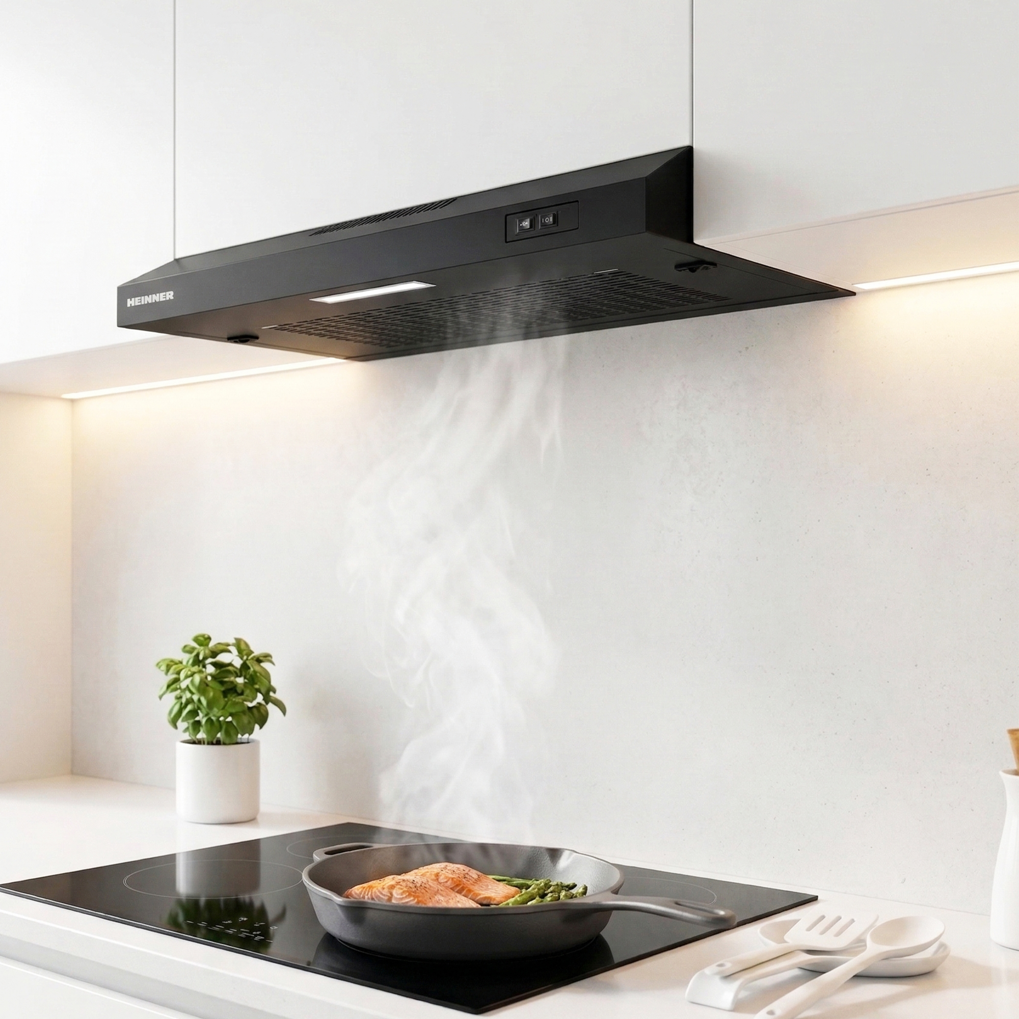 Hotte aspirante noire au-dessus d'une table de cuisson avec une poêle et de la vapeur s'élevant dans une cuisine lumineuse.