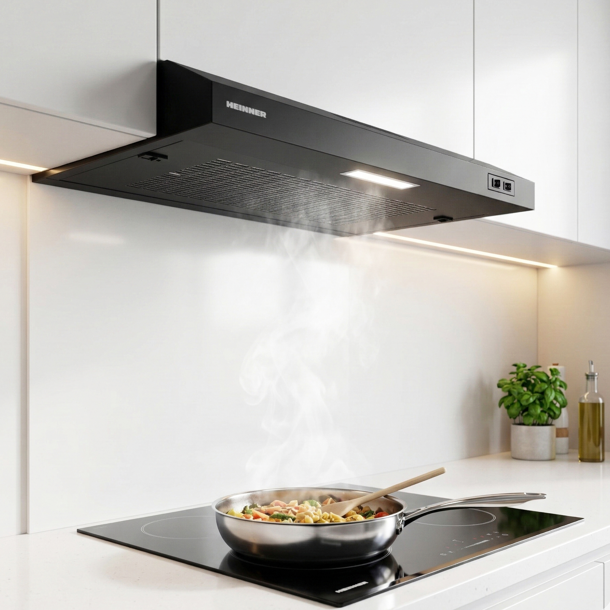 Une hotte aspirante Heinner noire aspire la vapeur d'une poêle cuisant des aliments sur une plaque.