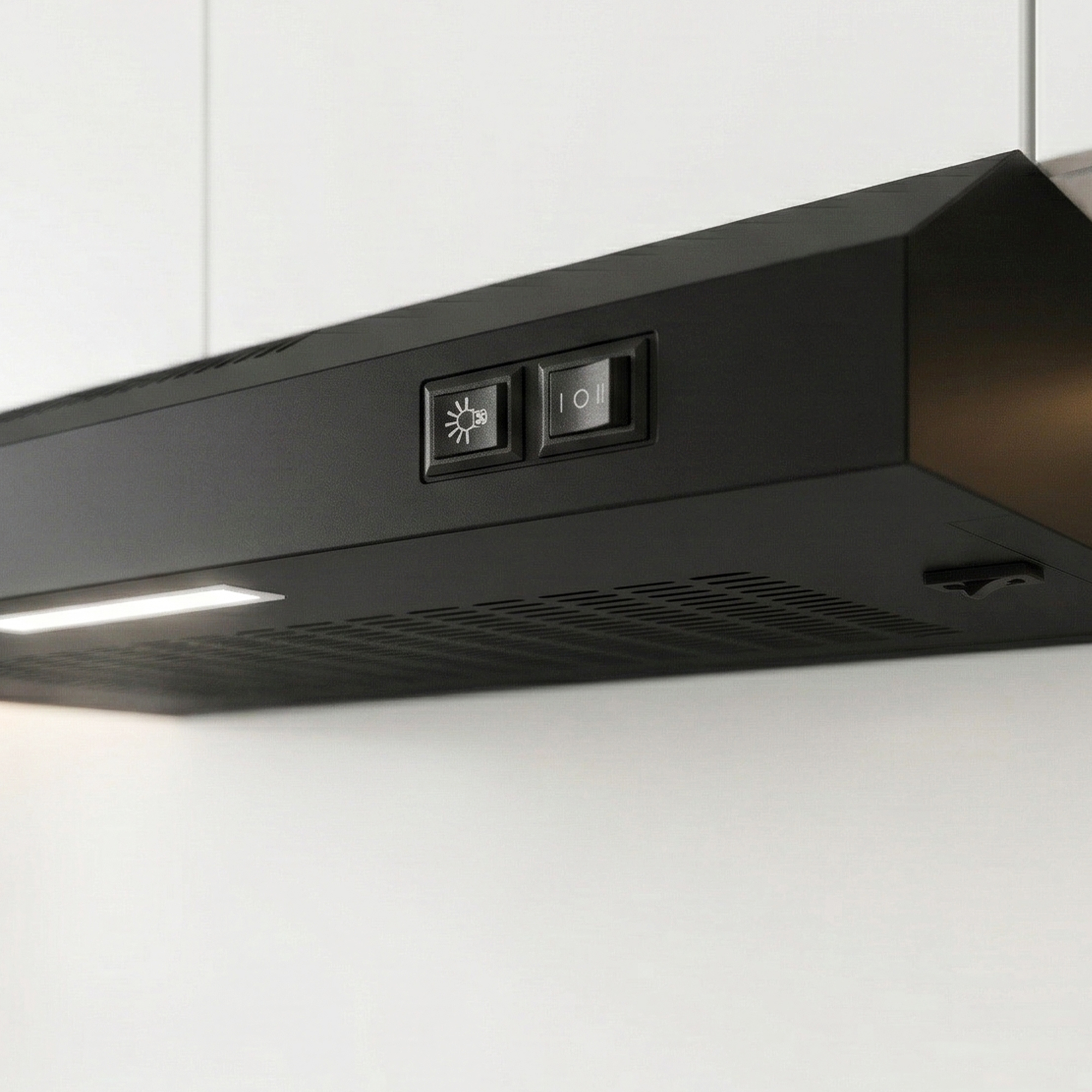 Hotte aspirante noire sur mur blanc avec deux boutons poussoirs et une lumière LED allumée.