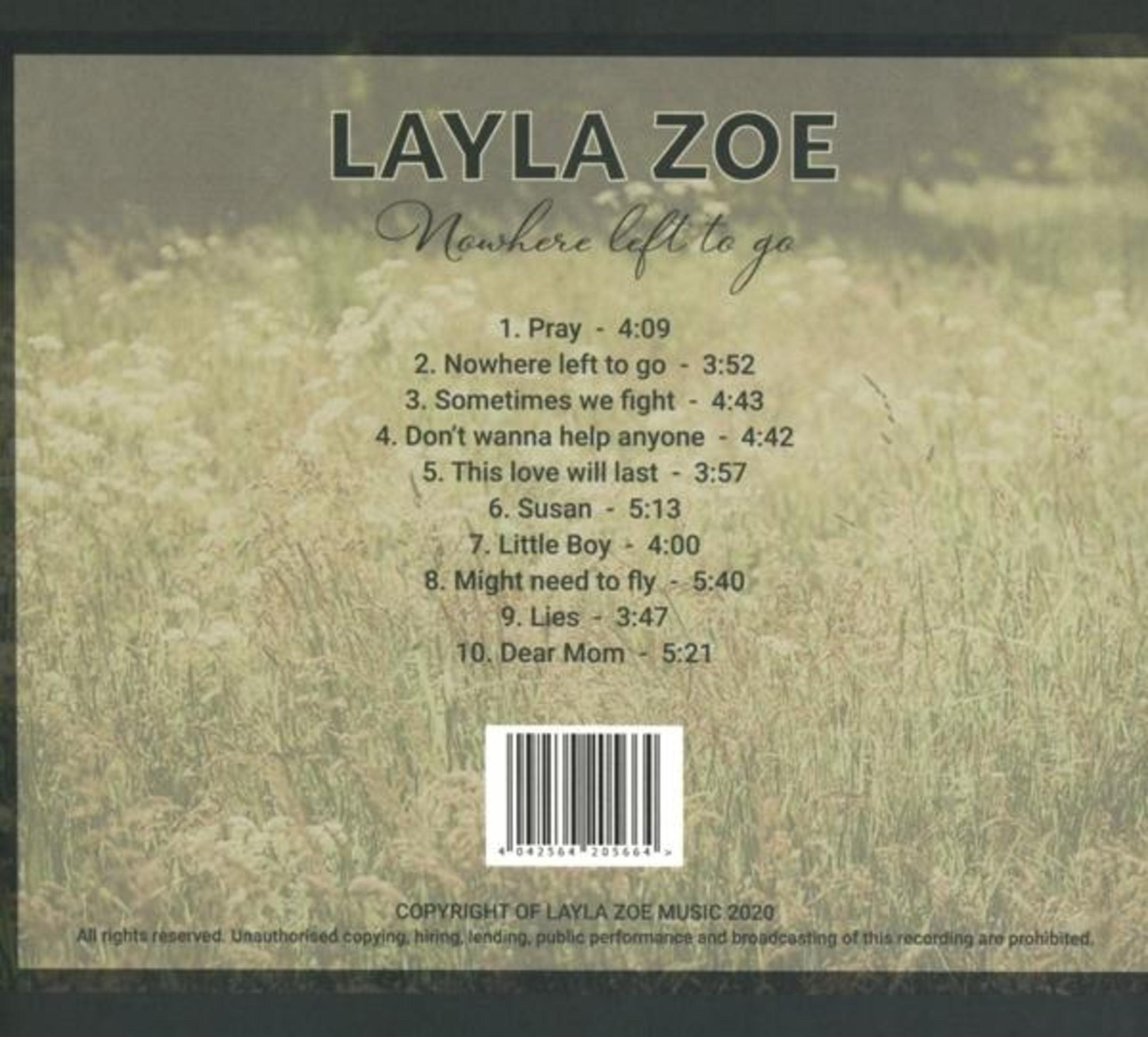 Rückseite des Musikalbums von Layla Zoe mit Titelliste und Barcode vor einer grasbewachsenen Wiese.