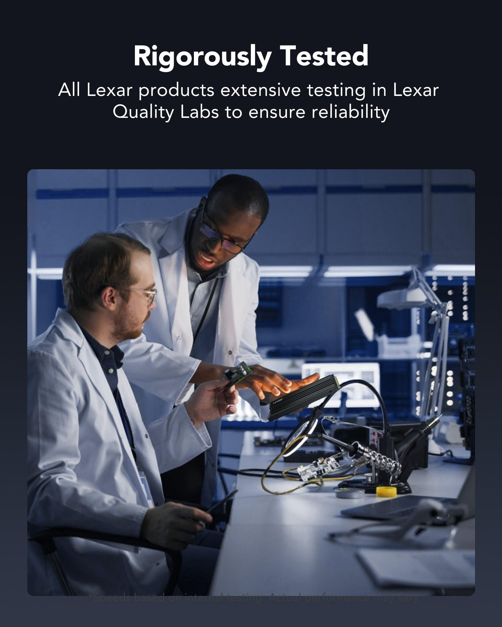 Due ricercatori in camice da laboratorio ispezionano componenti tecnologici.