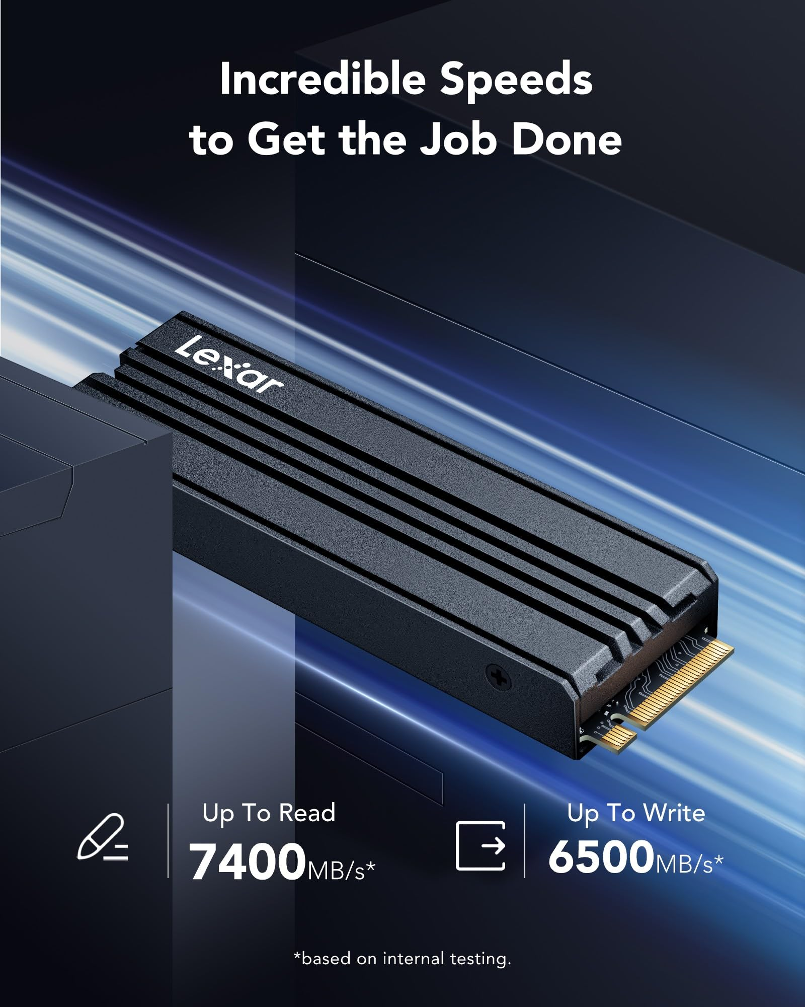 SSD Lexar con dissipatore su sfondo blu, con velocità di lettura e scrittura.