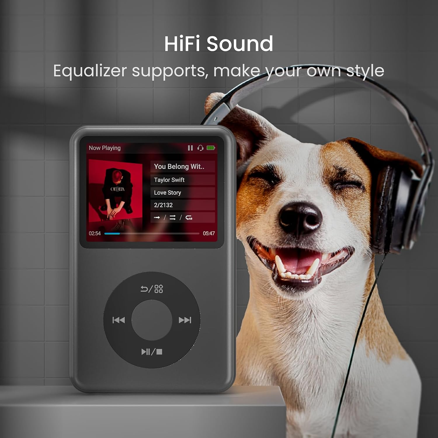Ein glücklicher Hund mit Kopfhörern neben einem MP3-Player vor einer gefliesten Wand.