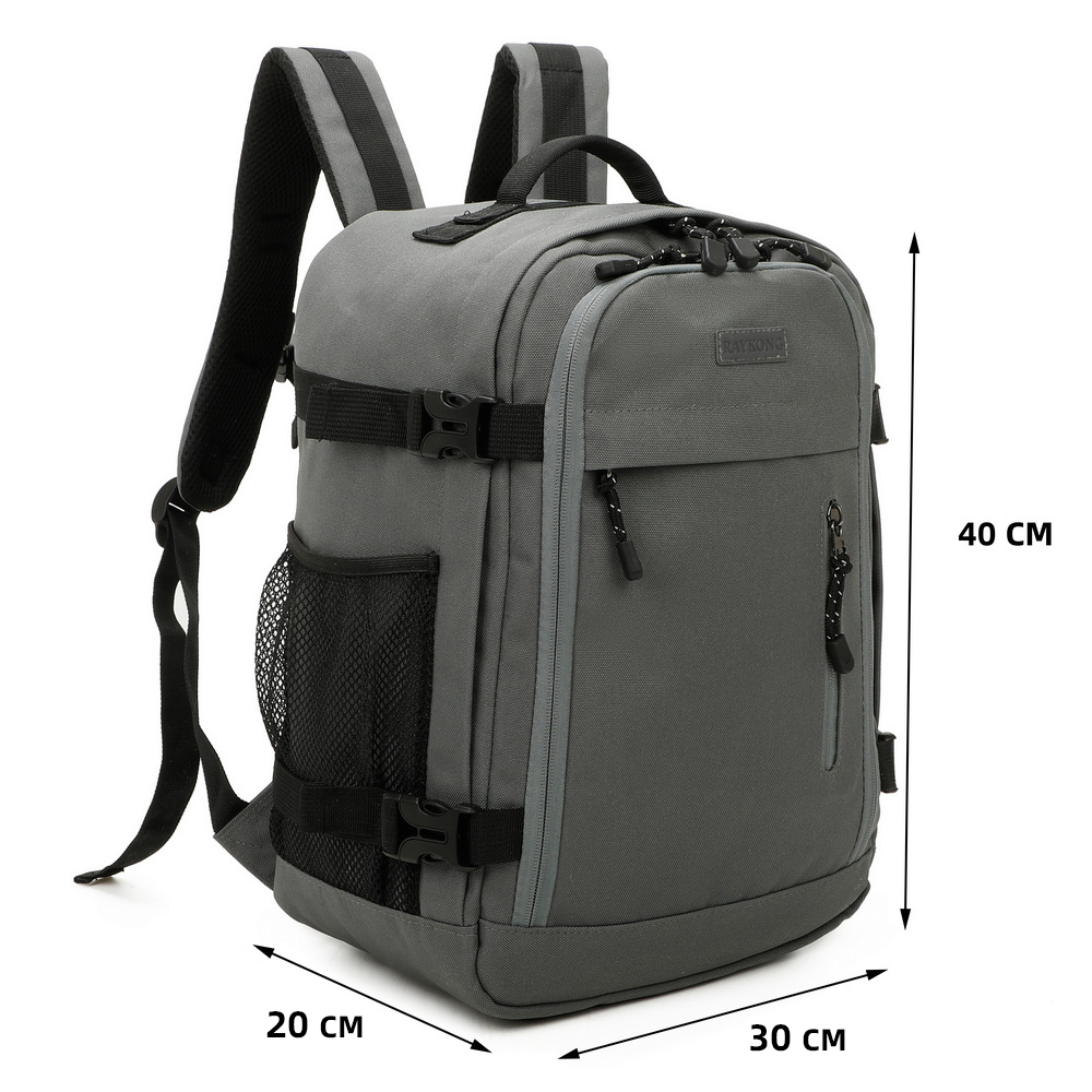 Mochila gris con correas negras, bolsillo lateral y medidas de 40x30x20 cm.