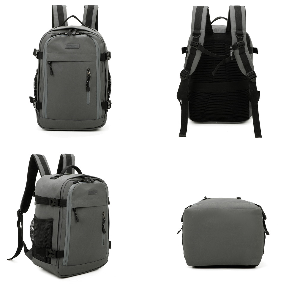 Una mochila gris con múltiples compartimentos, bolsillos laterales de malla y correas ajustables desde varios ángulos.