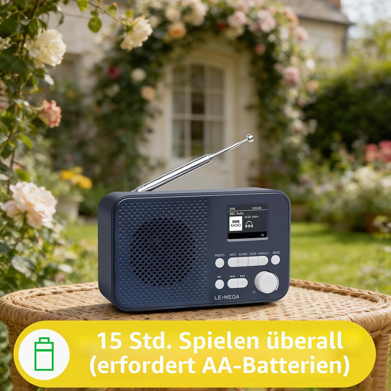 Ein blaues Radio auf einem Rattantisch vor einem Garten mit Rosen, mit Text unten.