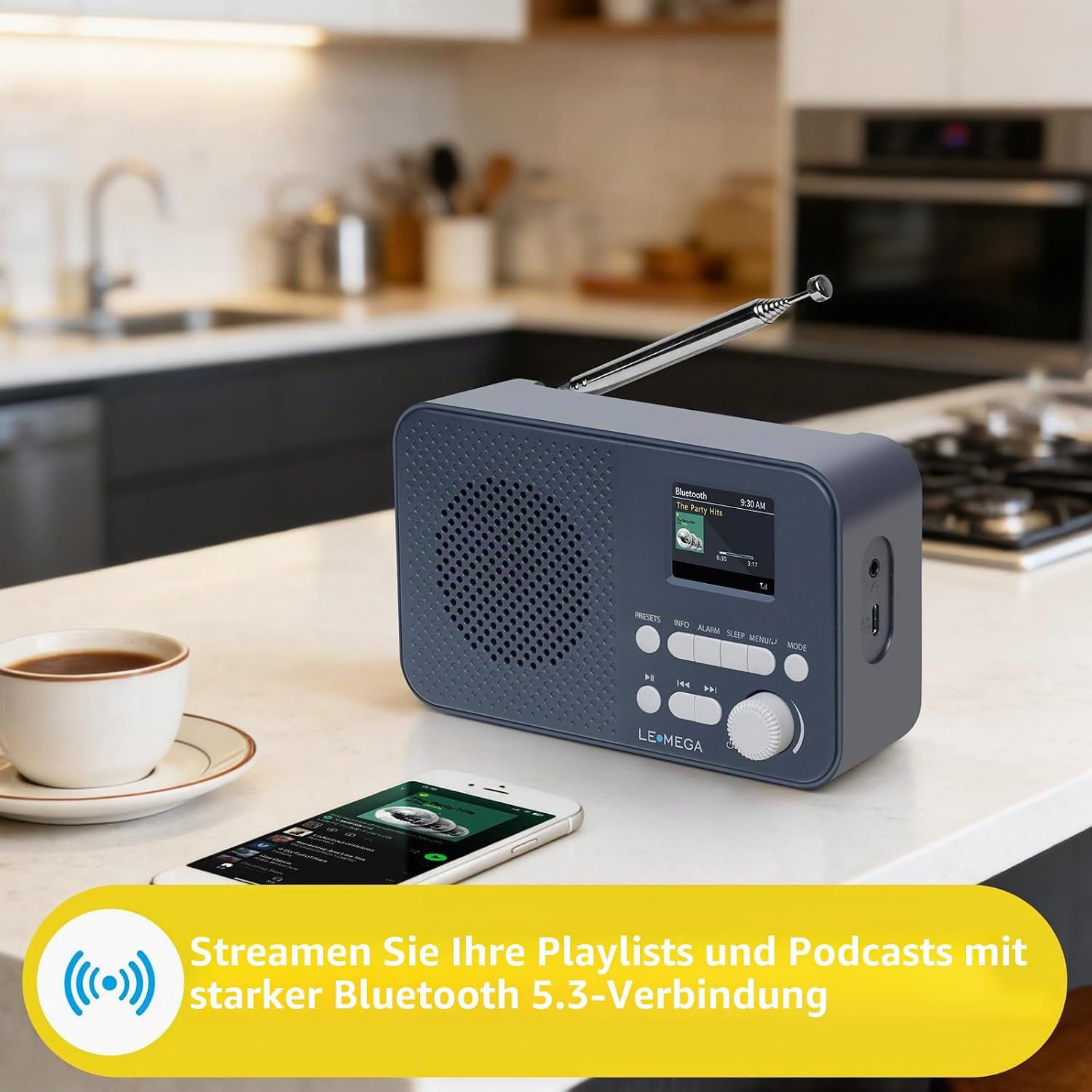 Ein blaues Radio, eine Kaffeetasse und ein Smartphone stehen auf einer Küchentheke mit Textoverlay.