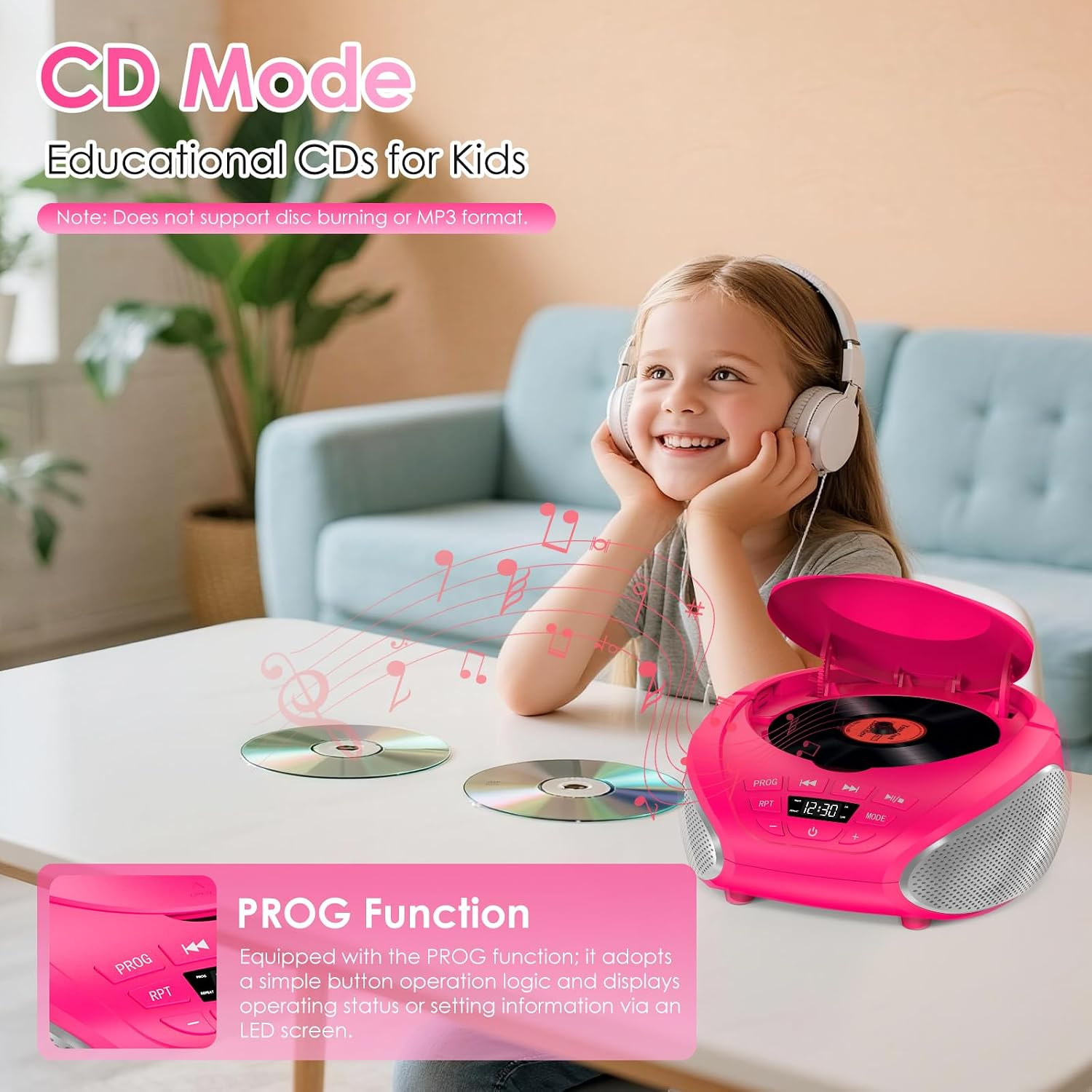 Ein kleines Mädchen mit Kopfhörern lächelt glücklich neben einem rosa CD-Player und zwei CDs.