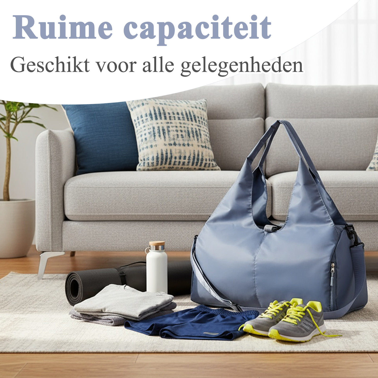 Eine blaue Sporttasche, Yogamatte, Trinkflasche, gefaltete Kleidung und Turnschuhe vor einem Sofa.
