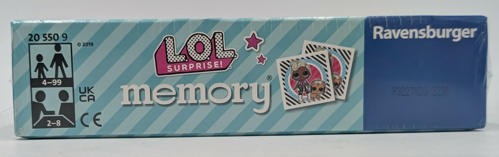 Seitenansicht einer Ravensburger LOL Surprise Memory Spielschachtel mit türkisfarbenem Streifendesign.
