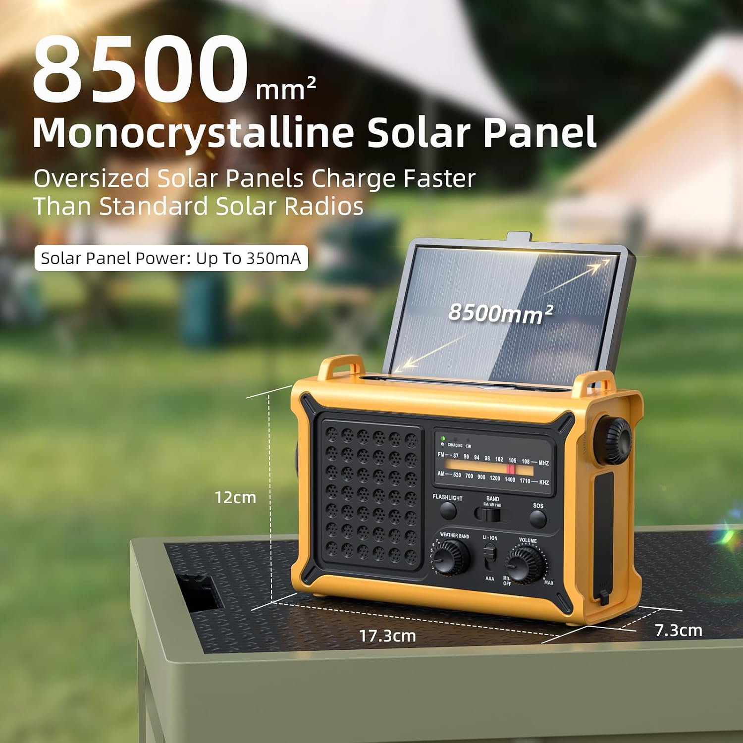 Gelbes Notfallradio mit monokristallinem Solarpanel auf einem grünen Tisch im Freien.