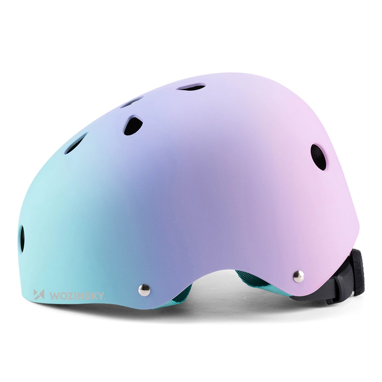 Un casco sfumato pastello con fori di ventilazione e logo Wozinsky su uno sfondo bianco.