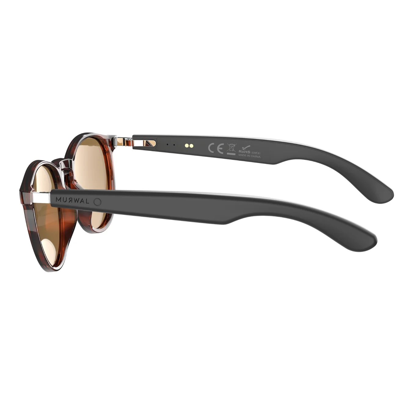 Gafas de sol marrones modernas con patillas negras gruesas y detalles dorados sobre fondo blanco.