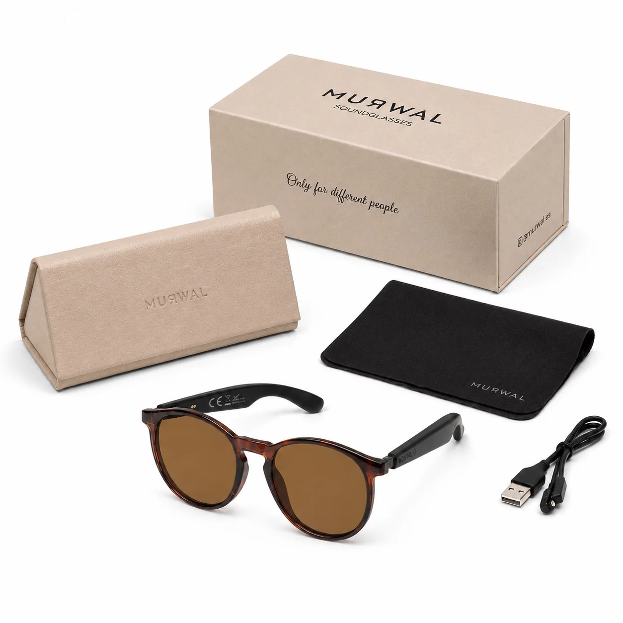 Gafas de sol carey con lentes marrones, estuche, caja de cartón, paño de microfibra y cable USB sobre fondo blanco.