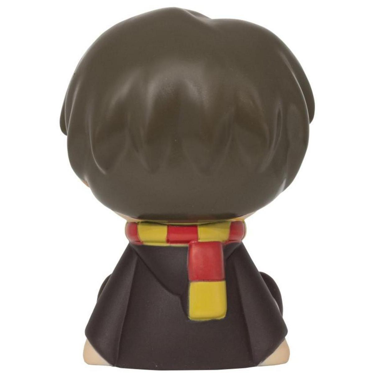 Rückseite einer kleinen Figur mit braunen Haaren, schwarzem Umhang und rot-gelbem Schal.
