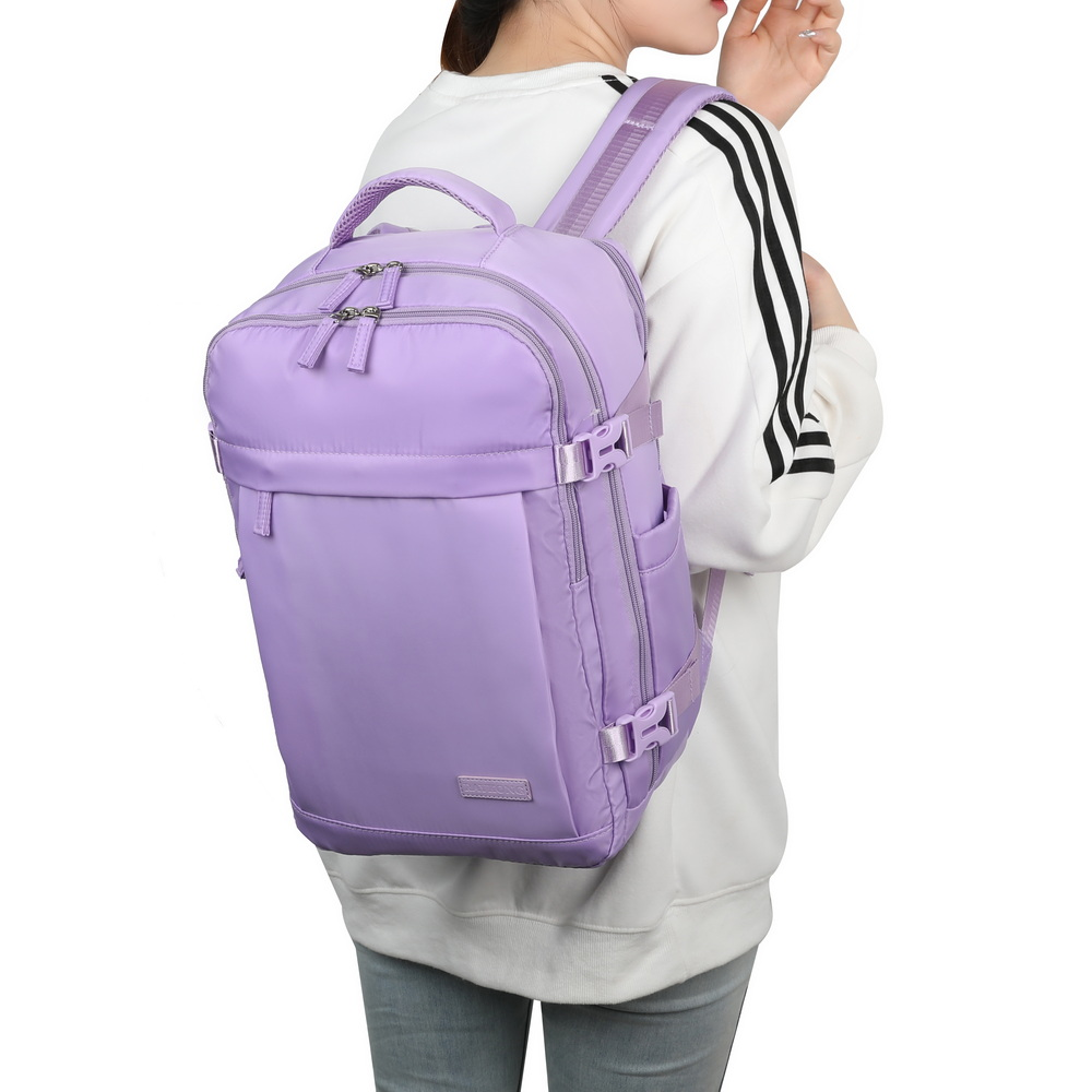 Una persona lleva una mochila de color lavanda en la espalda sobre fondo blanco.