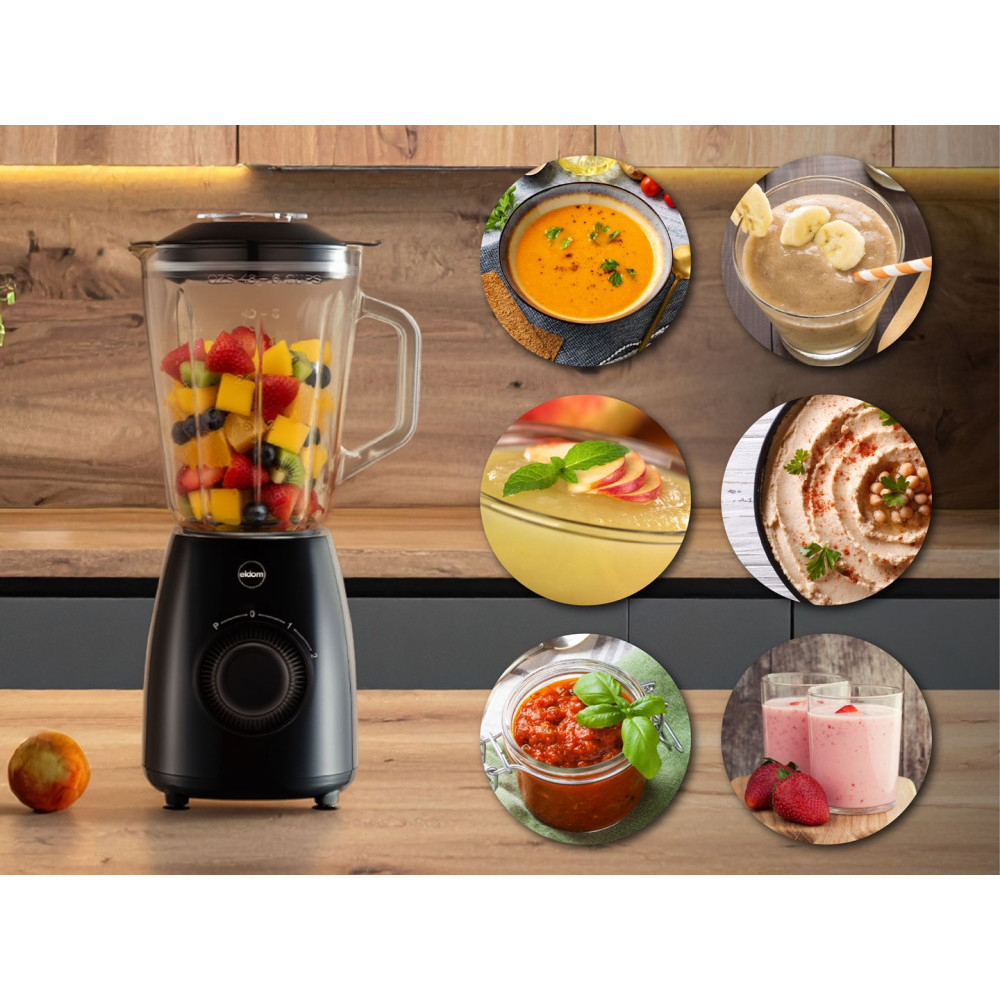 Czarny blender z owocami na drewnianym stole, otoczony okrągłymi zdjęciami potraw.