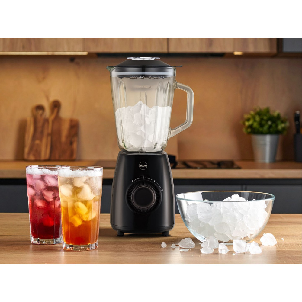 Czarny blender stoi na drewnianym stole, w otoczeniu dwóch szklanek z napojami i miski z kostkami lodu.