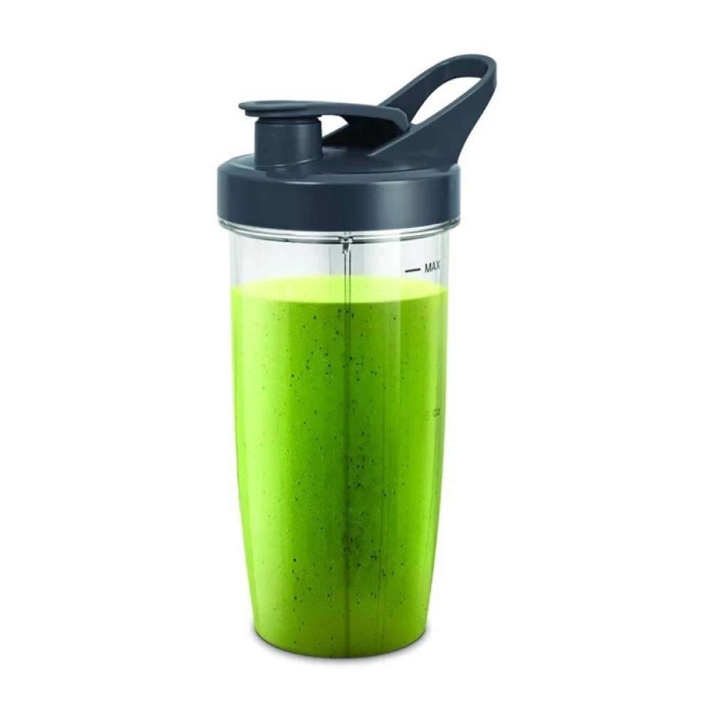 Przezroczysty szejker z szarą pokrywką wypełniony zielonym smoothie na białym tle.