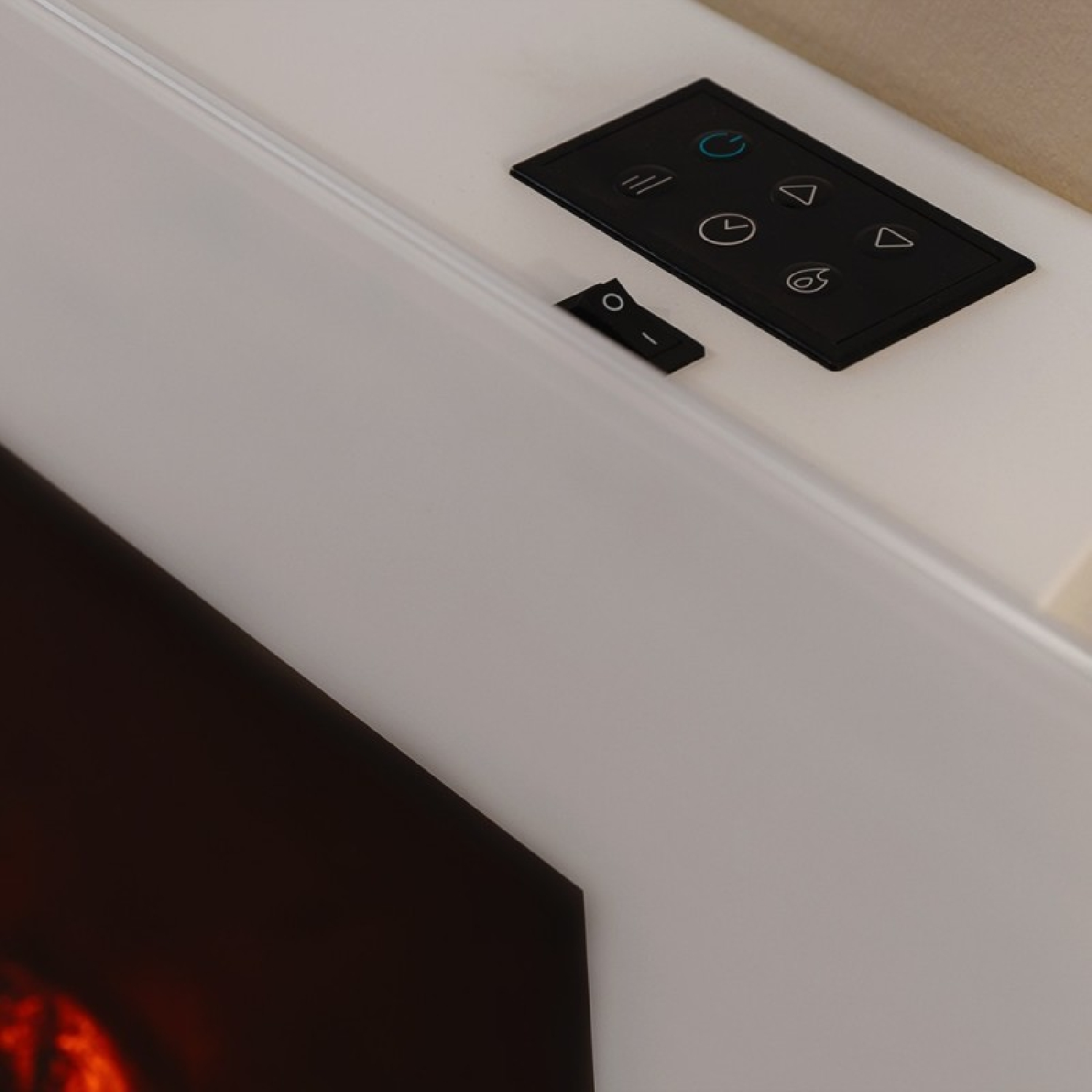 Un panel de control blanco con pantalla táctil negra y un interruptor de encendido.