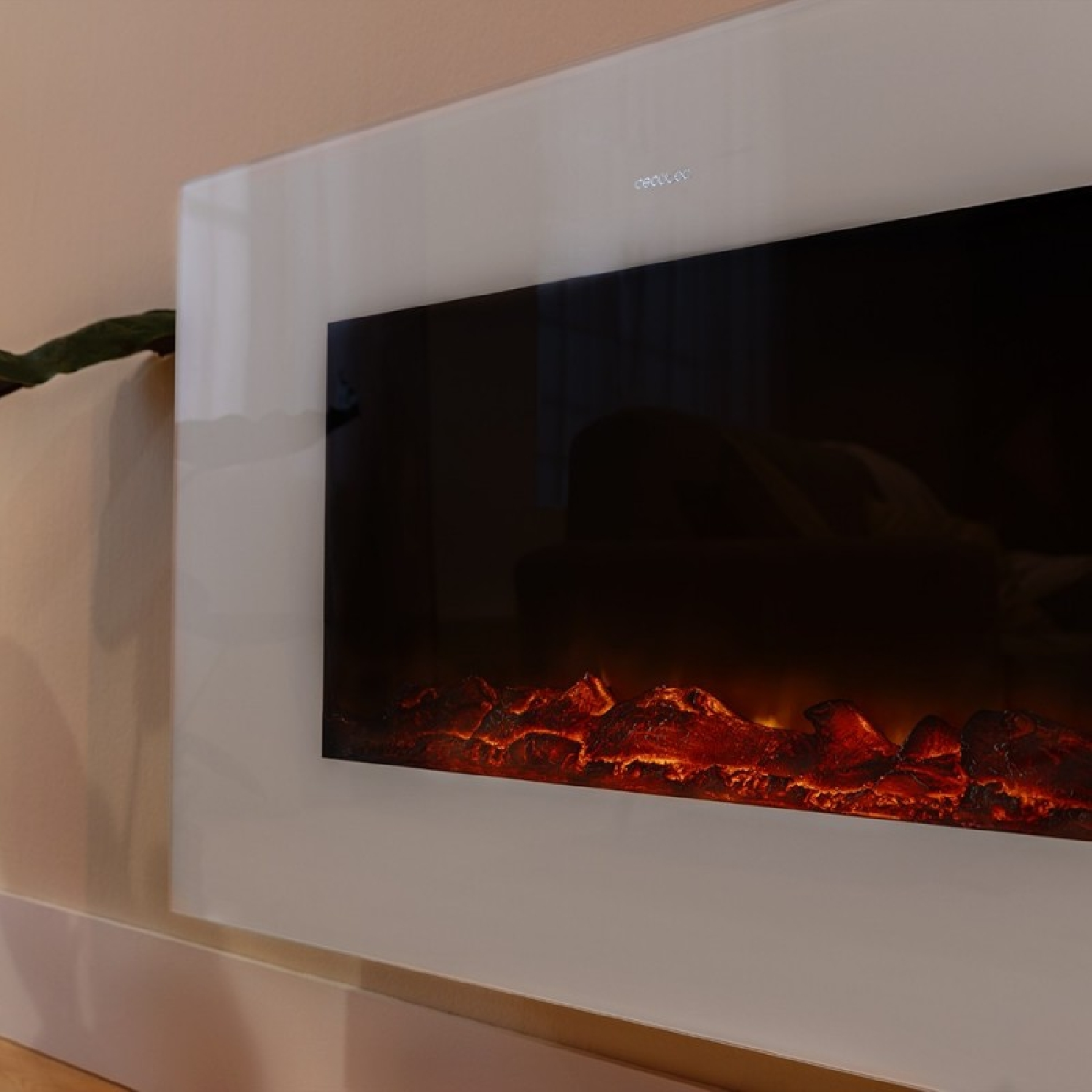 Moderna chimenea de pared blanca con brasas rojas brillantes.