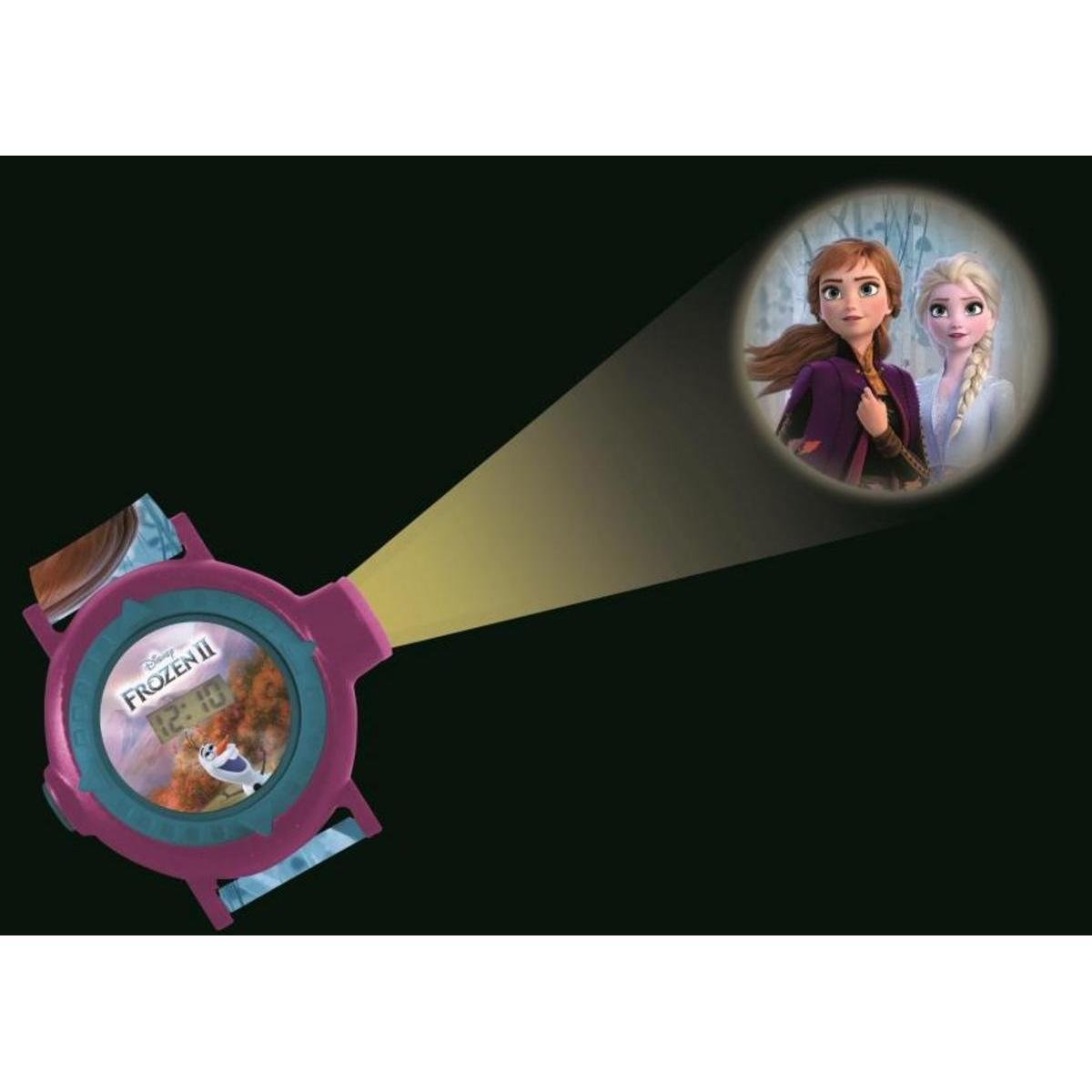 Un reloj de proyección digital rosa de Frozen II proyecta una imagen de Anna y Elsa en una superficie oscura.