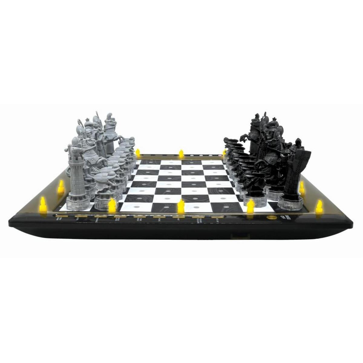Un juego de ajedrez electrónico con piezas gris claro y negras en un tablero blanco y negro.