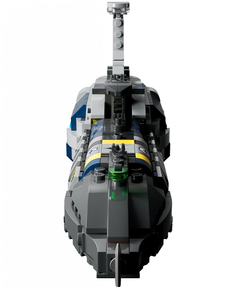 Ein detailliertes graues und blaues Lego-Raumschiff mit einem hohen Turm, frontal vor weißem Hintergrund fotografiert.