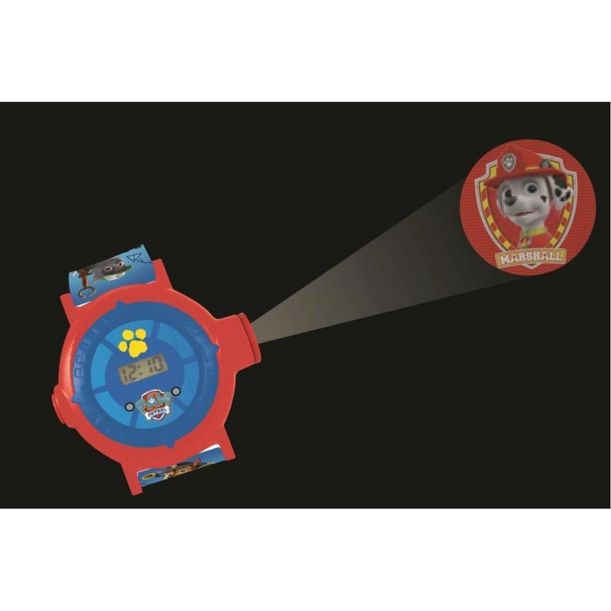 Eine rote Paw Patrol Uhr projiziert eine rote Bildscheibe von Marshall an die dunkle Wand.