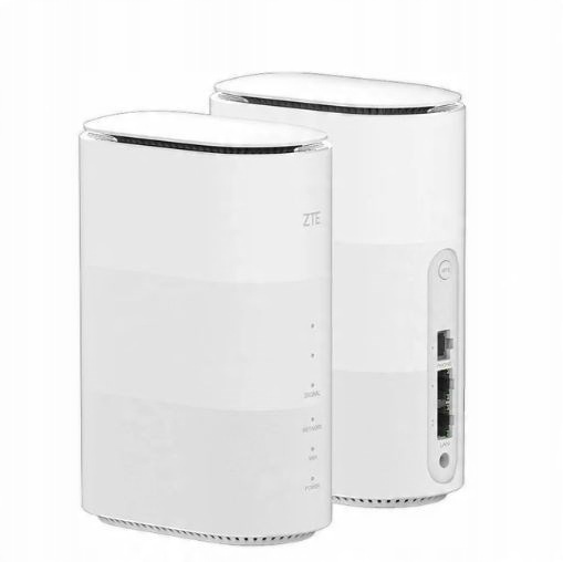 Zwei weiße ZTE Mesh Router stehen auf einer weißen Oberfläche.