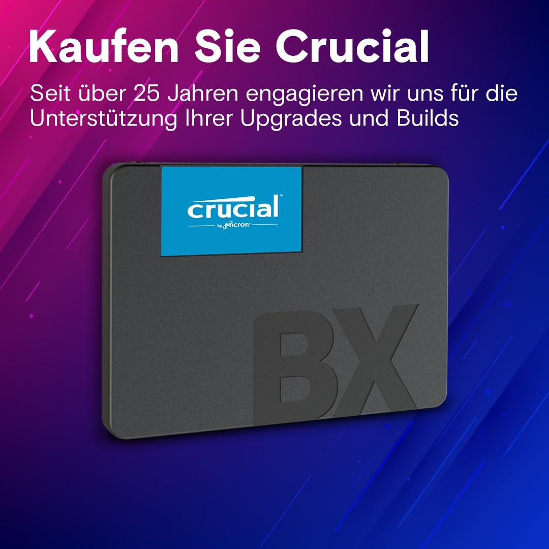 Un SSD Crucial BX su sfondo blu con testo promozionale in tedesco sopra.