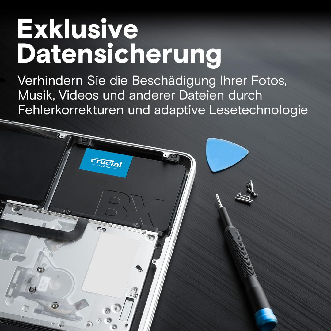 Laptop aperto con SSD Crucial, cacciavite e attrezzi su superficie scura con testo.