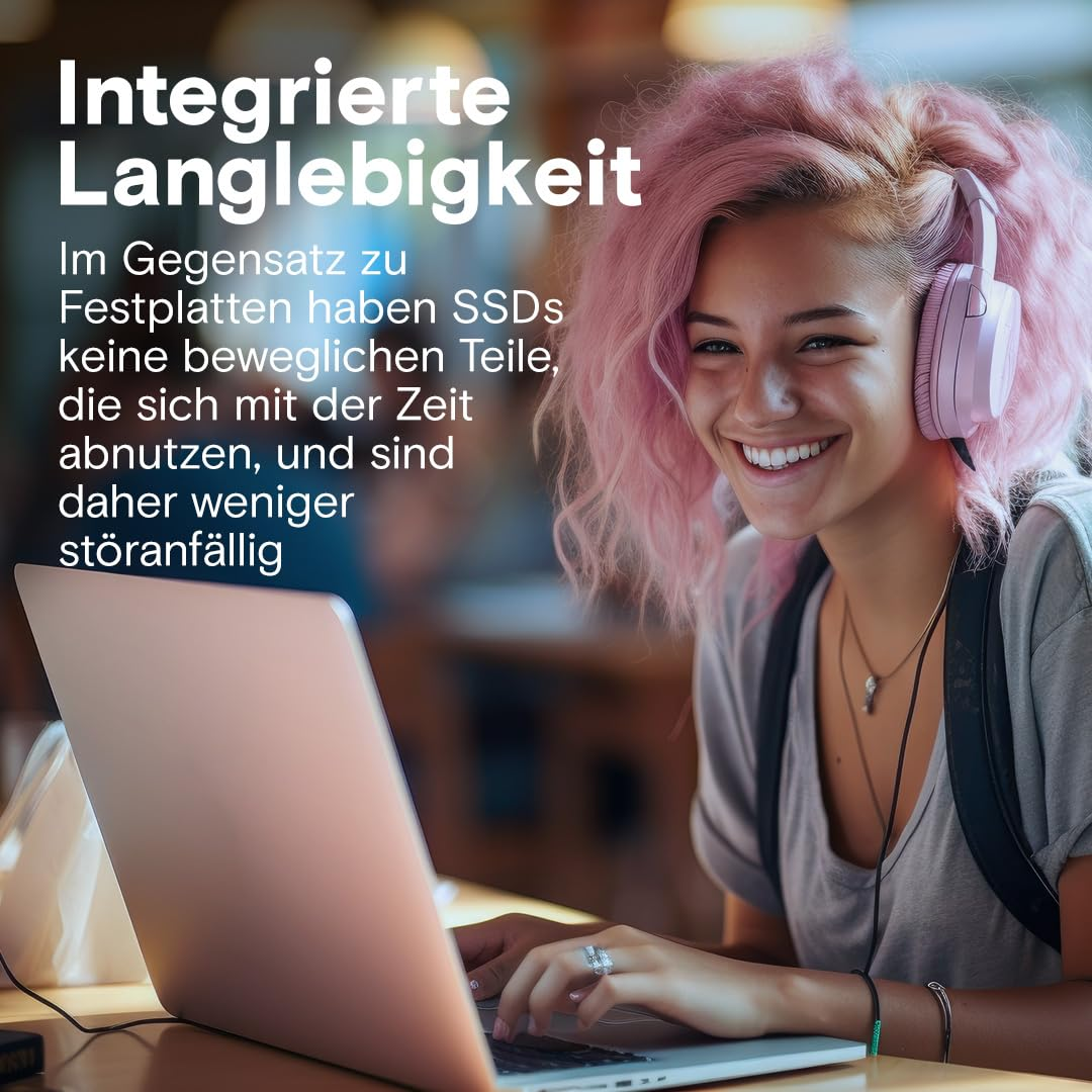 Una giovane donna sorridente con i capelli rosa indossa cuffie e usa un laptop in un caffè con testo in tedesco.