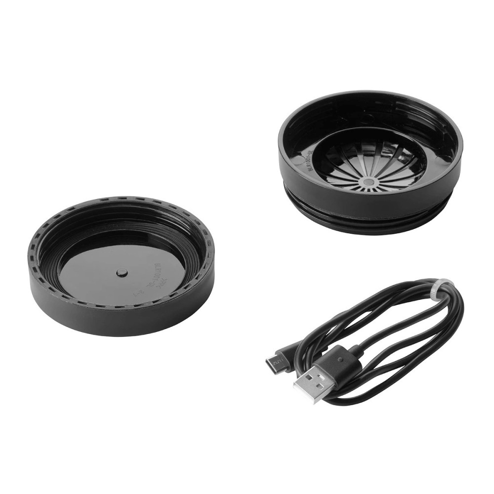 Dwie czarne plastikowe pokrywki i czarny kabel USB leżą na białym tle.