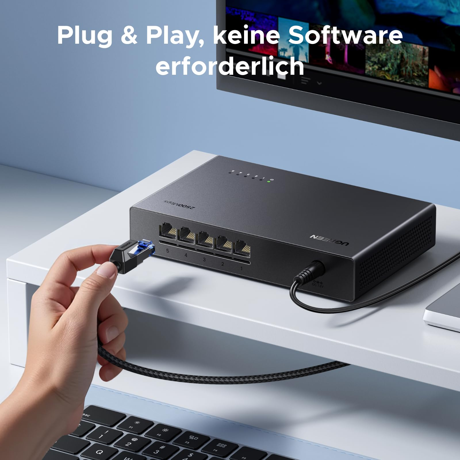 Una mano collega un cavo a uno switch Ethernet nero su una scrivania bianca.