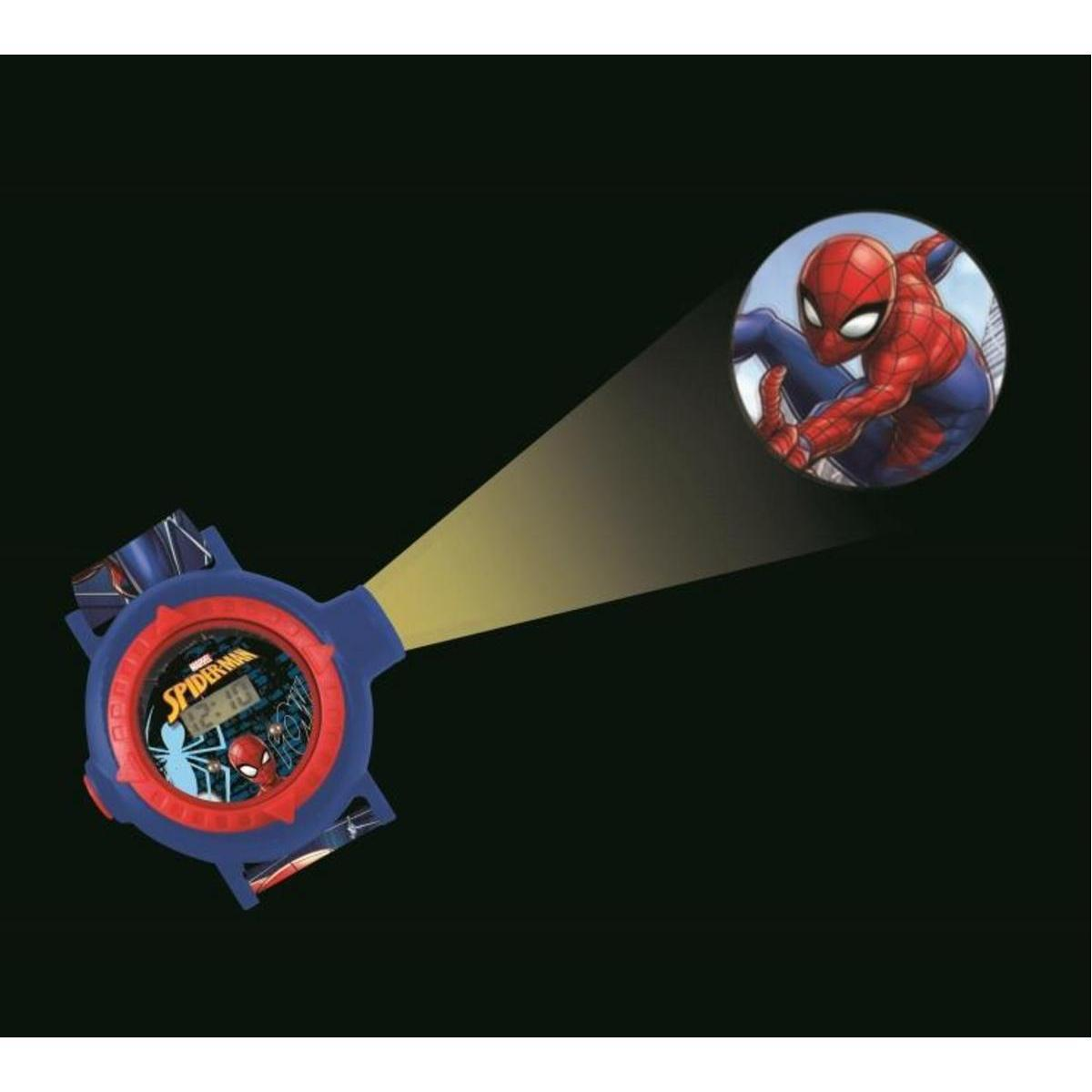Un reloj digital de Spider-Man azul y rojo proyecta una imagen circular de Spider-Man sobre un fondo oscuro.