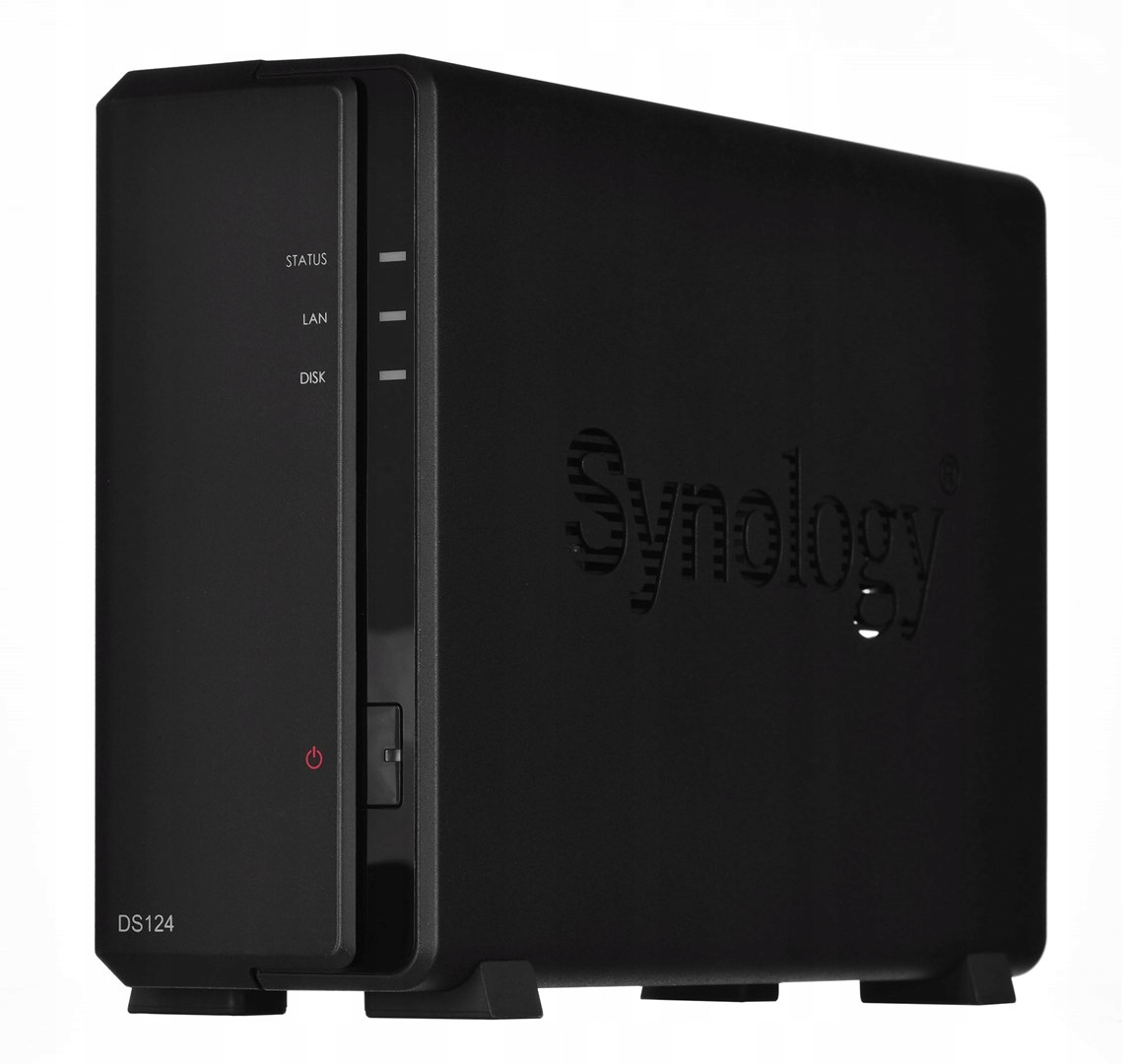 Dispositivo NAS Synology DS124 negro sobre fondo blanco con indicadores LED y logotipo de marca en el lateral.