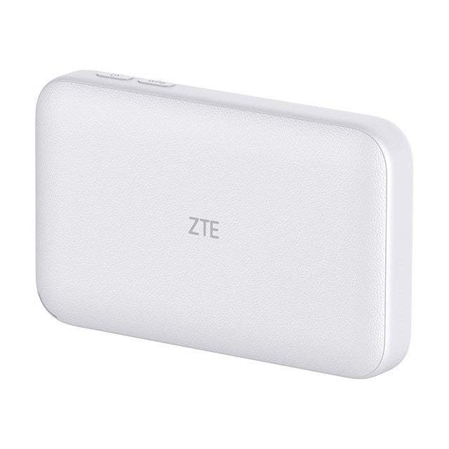 Ein weißer mobiler ZTE-WLAN-Router mit abgerundeten Ecken und zwei Tasten oben auf einer weißen Fläche.