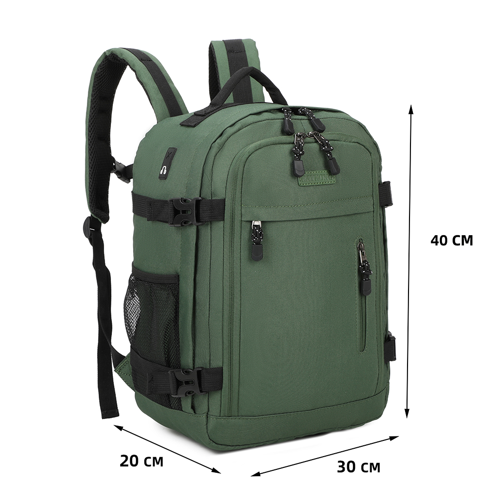 Mochila verde con correas negras, bolsillo lateral, cremalleras y etiquetas de dimensiones de 40 cm, 30 cm y 20 cm.