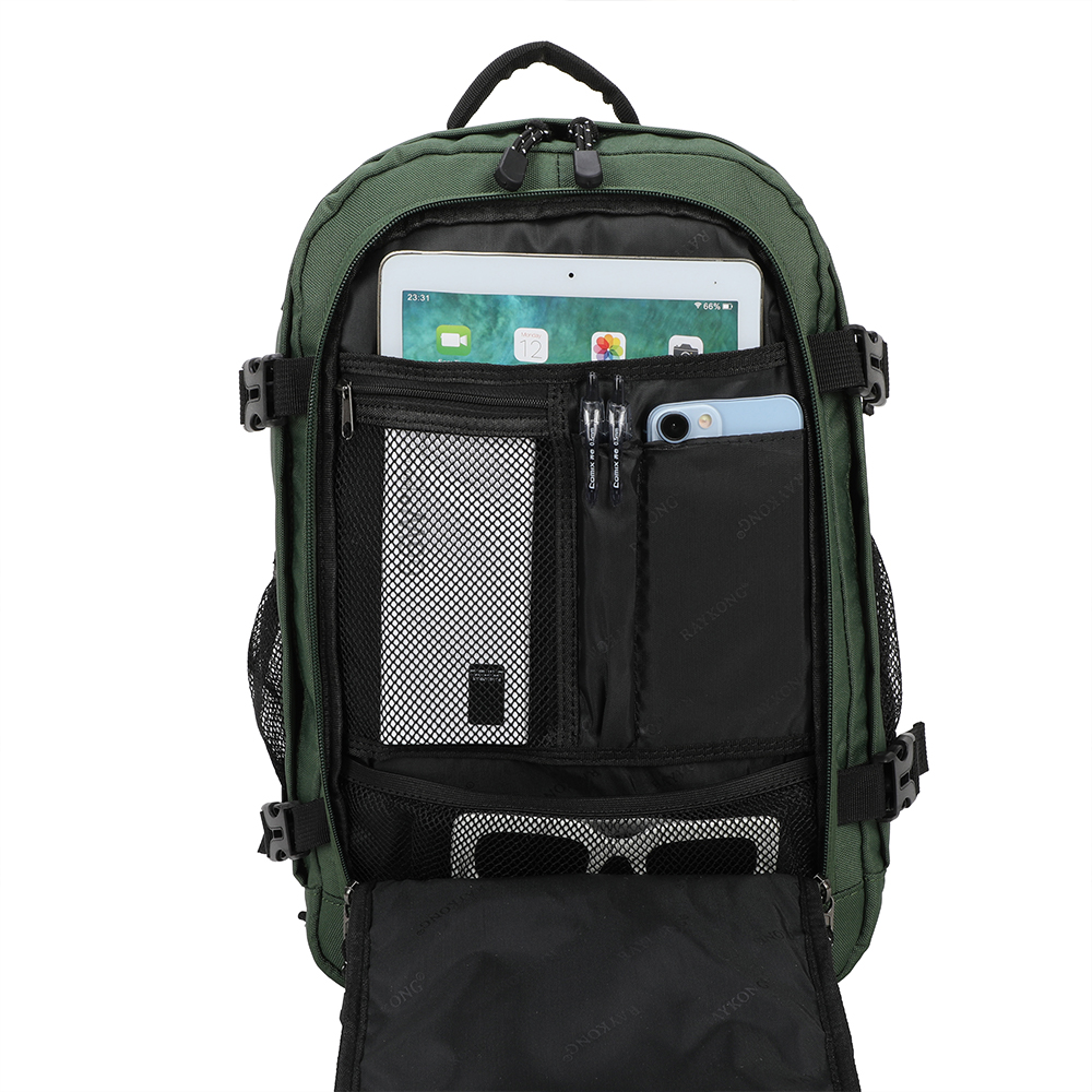 Una mochila verde oscura abierta con una tableta, teléfono, bolígrafos y bolsillos de malla sobre fondo blanco.