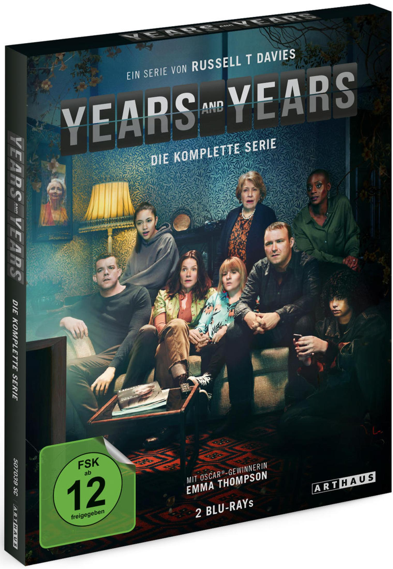 DVD-Cover von Years and Years mit einer großen Familie, die im Haus versammelt ist.