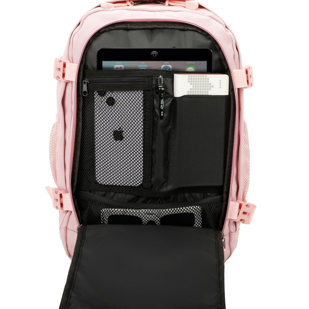 Una mochila rosa abierta muestra un compartimento principal acolchado que contiene una tableta, un teléfono, un bolígrafo y bolsillos.