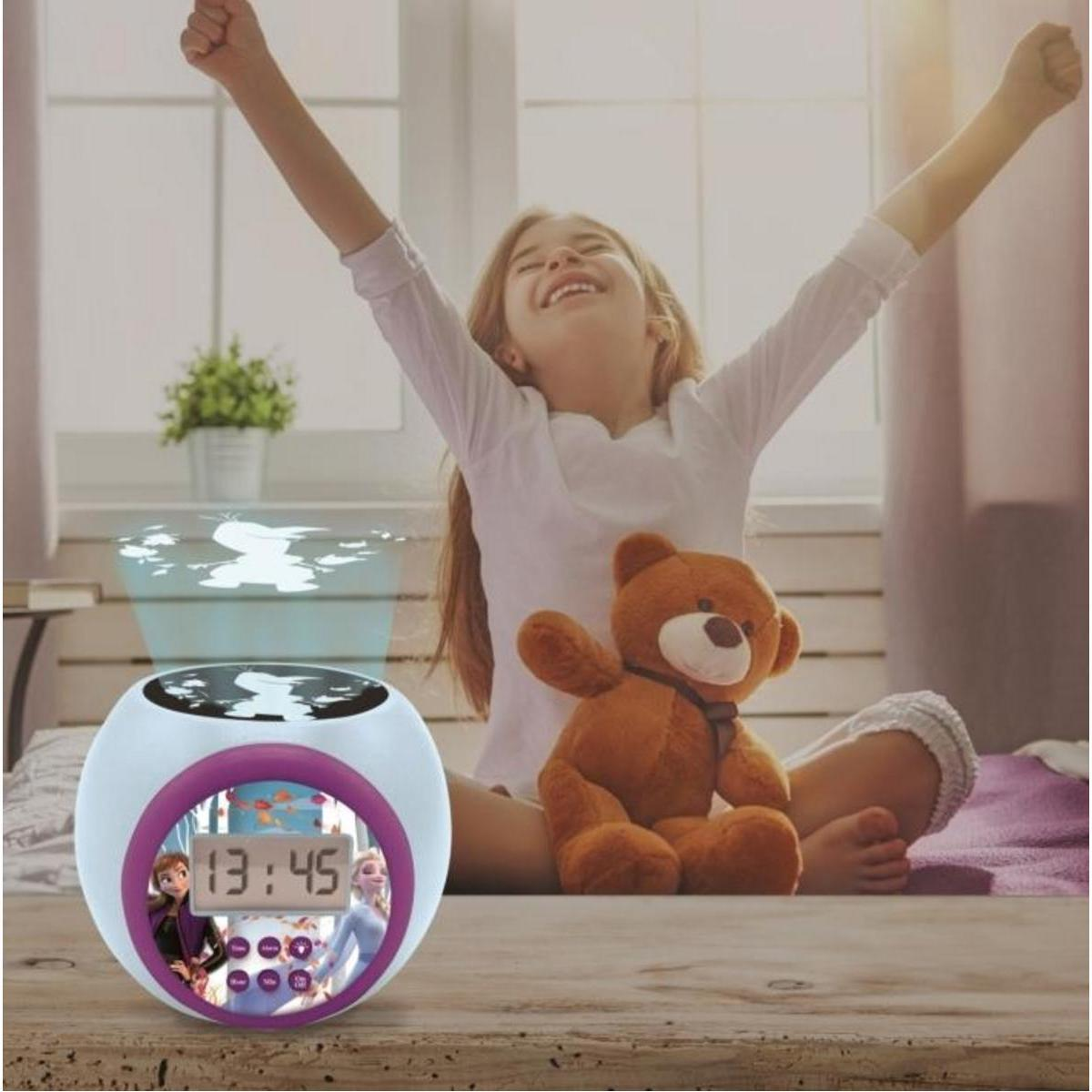 Ein Mädchen streckt sich glücklich im Bett, neben einem Teddybären und einem leuchtenden Wecker.