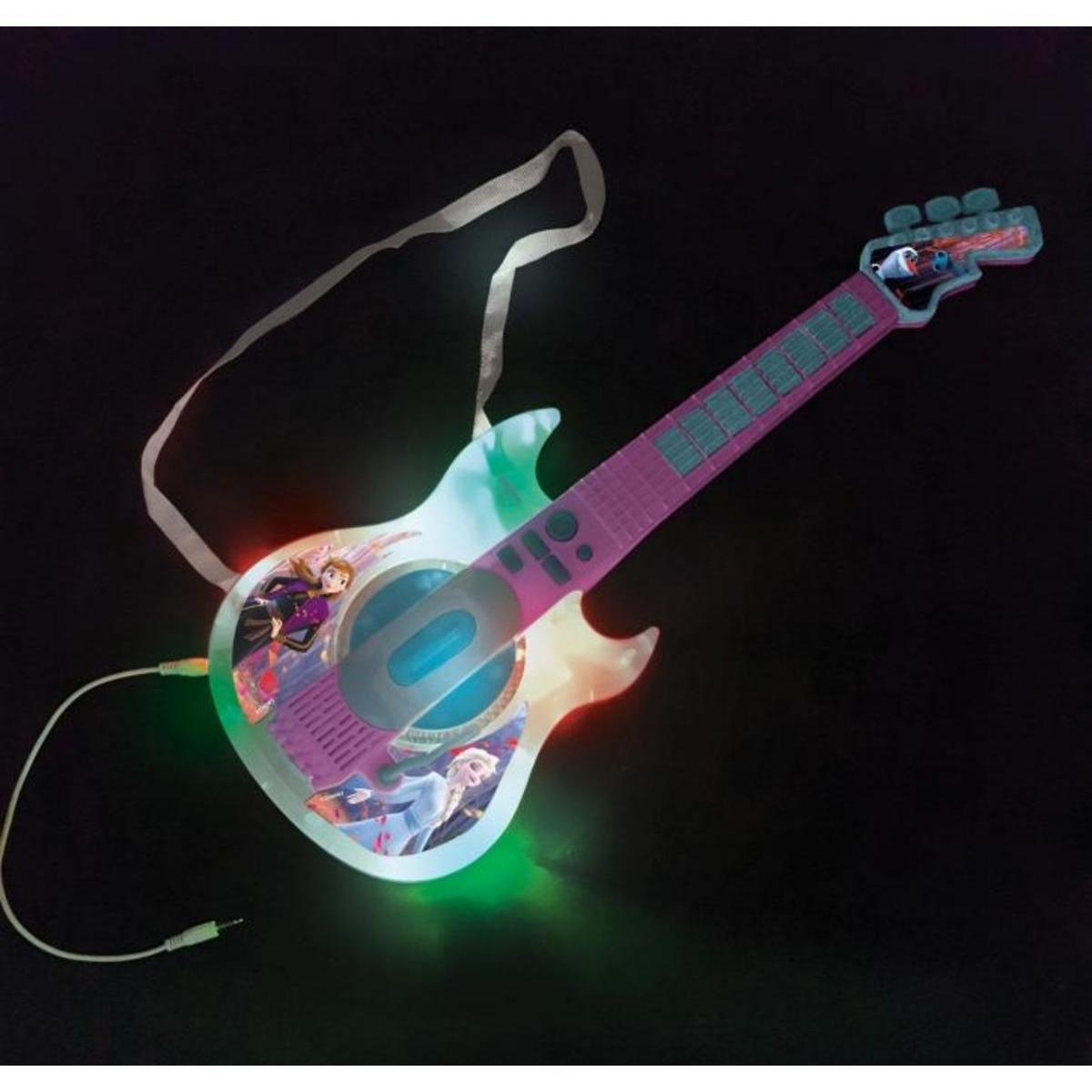 Una guitarra de juguete eléctrica luminosa con gráficos de Frozen y correa sobre fondo negro.