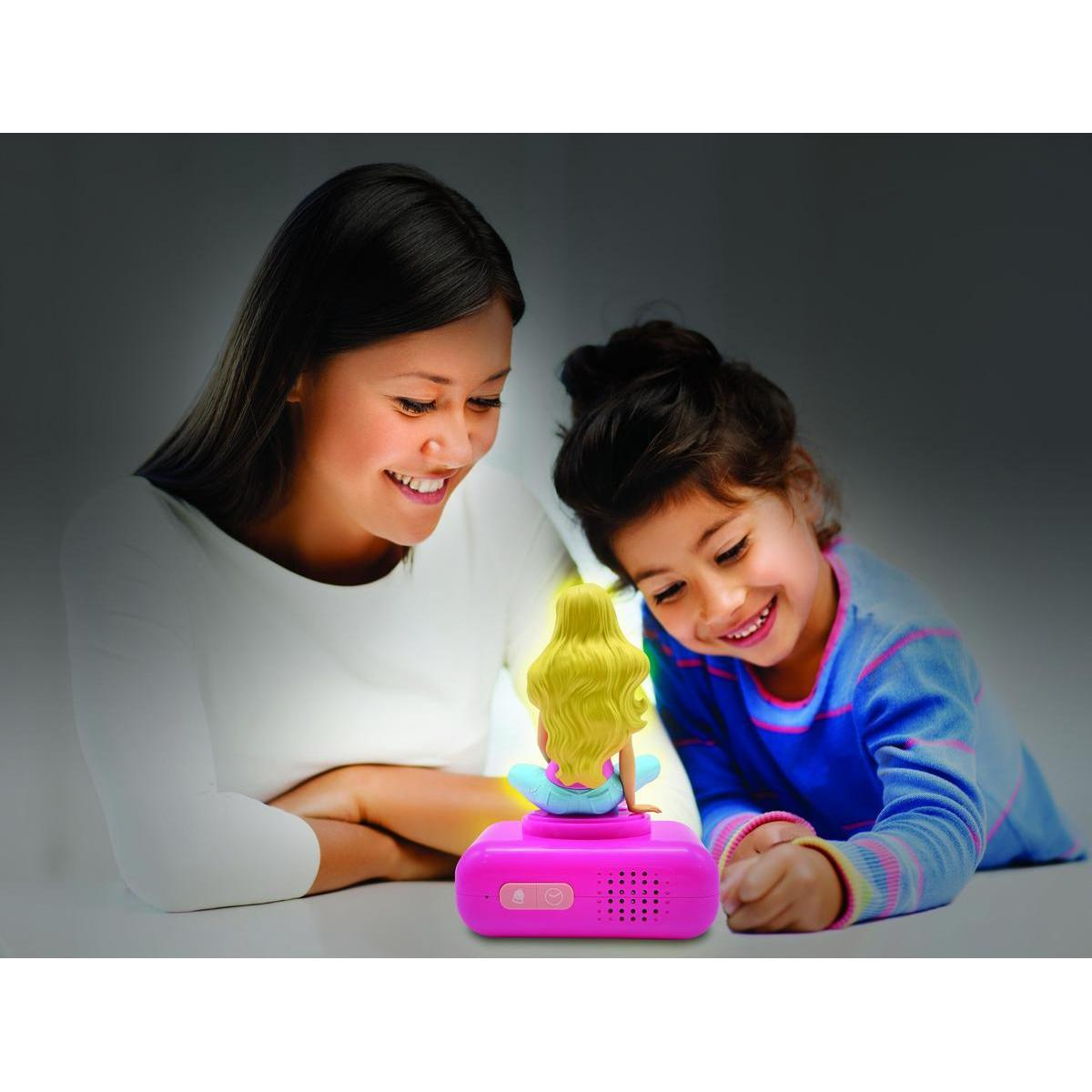 Una mujer y una niña sonríen mientras miran una luz nocturna rosa brillante con una figura de muñeca.