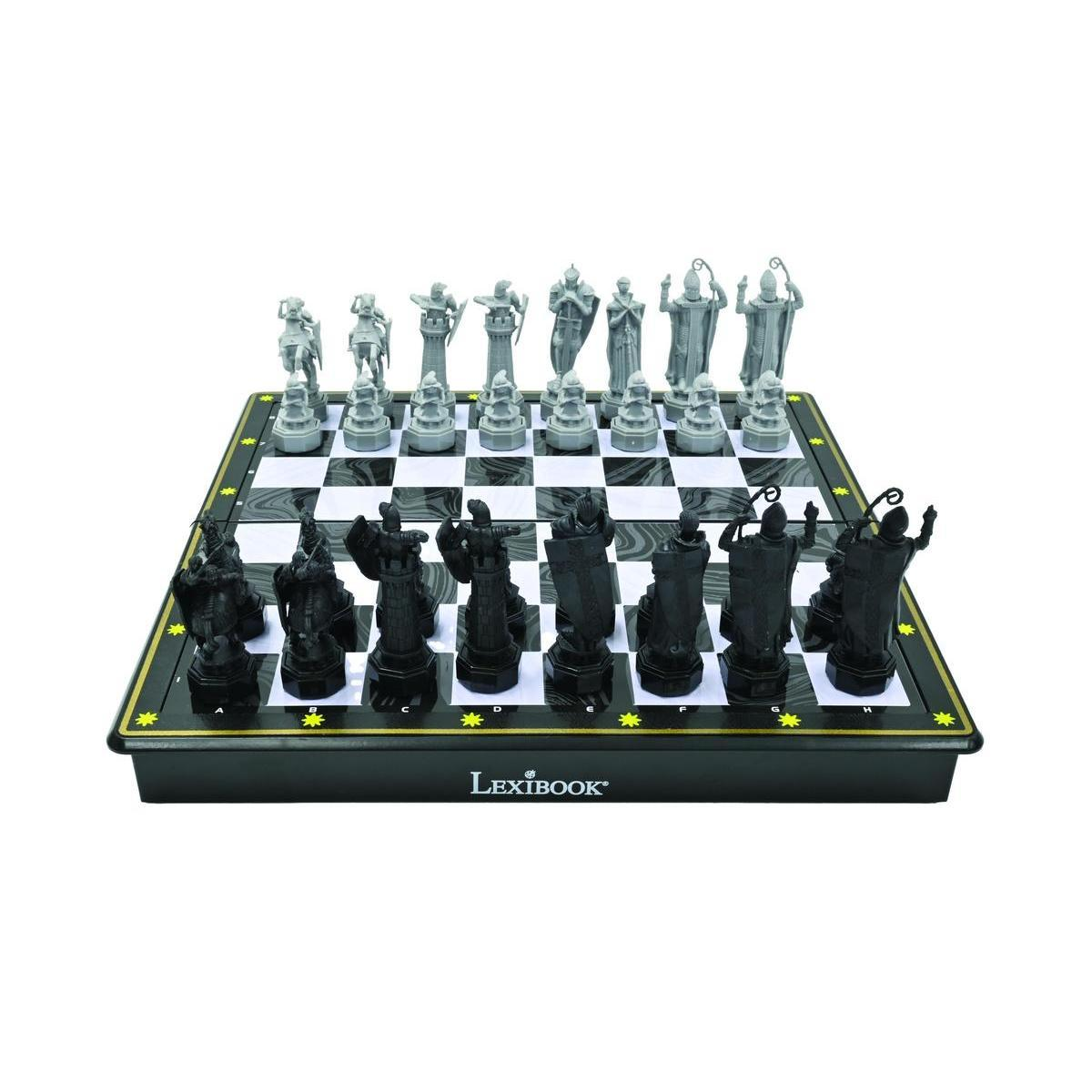 Ein mittelalterliches Schachspiel mit grau-schwarzen, detailreichen Figuren auf einem schwarz-weißen Marmorbrett.