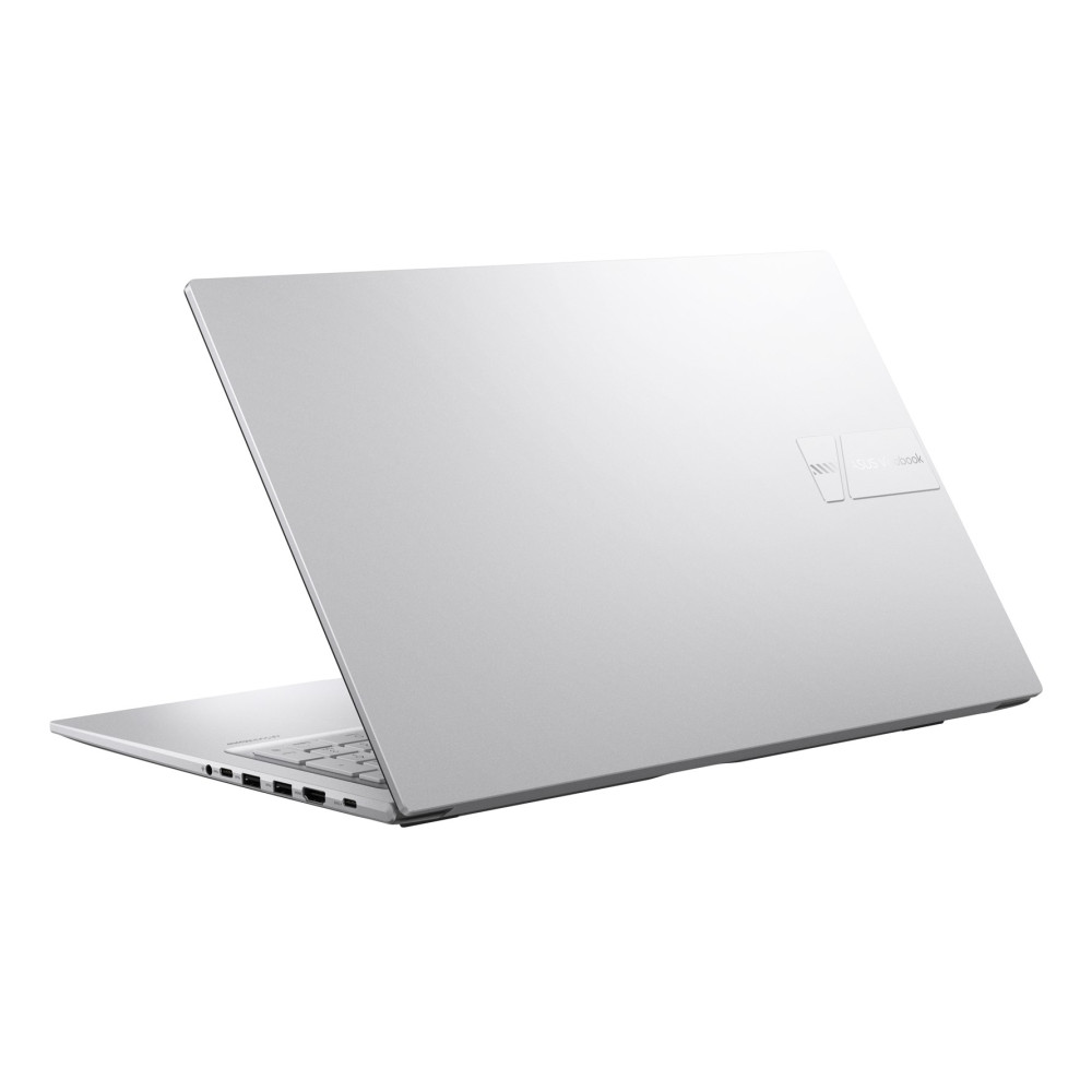 Srebrny laptop Asus pokazany od tyłu z boku na białym tle, porty są widoczne po lewej stronie.
