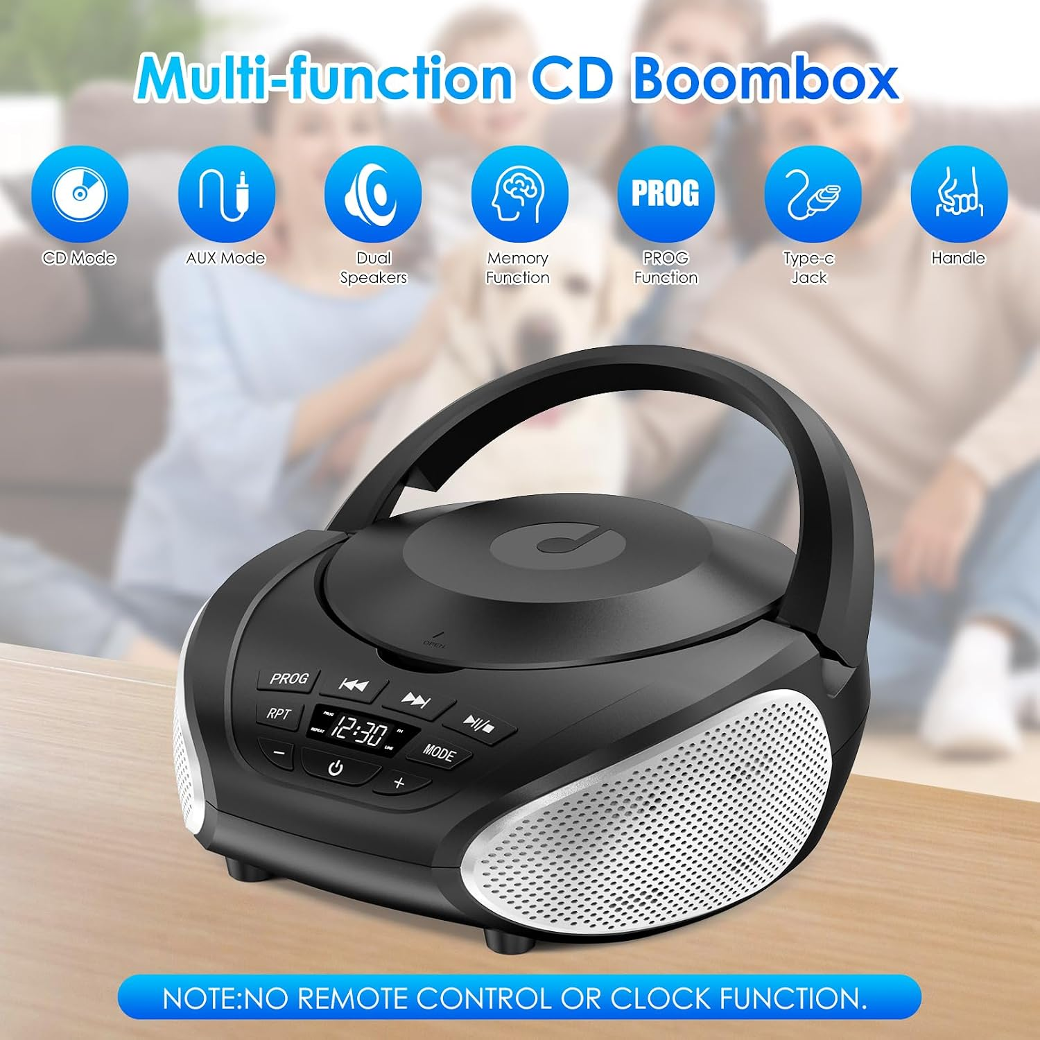 Ein schwarzer tragbarer CD-Boombox mit digitalem Display steht auf einem Holztisch mit Wiedergabetasten.